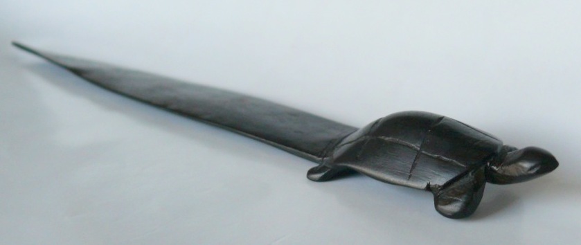 konžský přírodní suvenýr - dřevěný dopisní nůž s rukojetí ve tvaru želvy