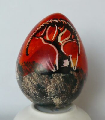 konžský přírodní suvenýr - kaolínové vajíčko s motivem stromu a buvola