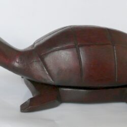 konžský přírodní suvenýr - dřevěná krabička ve tvaru želvy