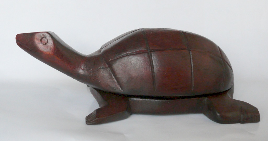 konžský přírodní suvenýr - dřevěná krabička ve tvaru želvy