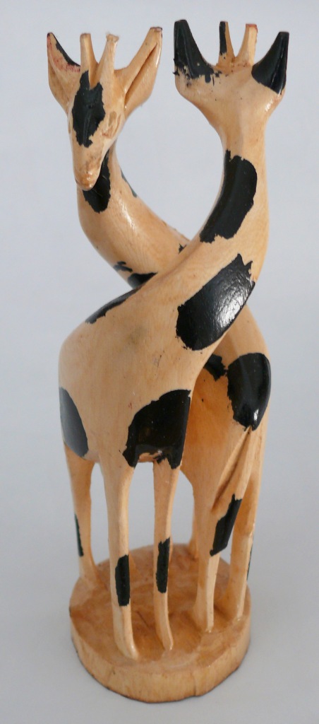 konžský přírodní suvenýr - dřevěná soška dvou žiraf