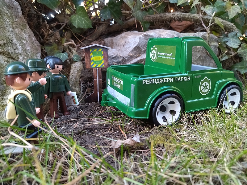 Ukrajinští strážci přírody obdivují své nové auto u hraničníku Karpatského NP.