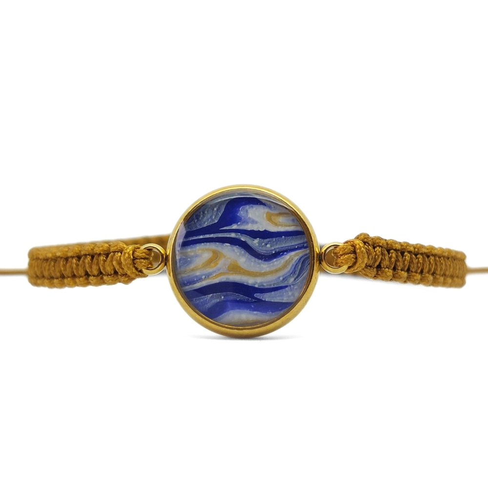 Výrazný náramek se světle modrým přívěskem