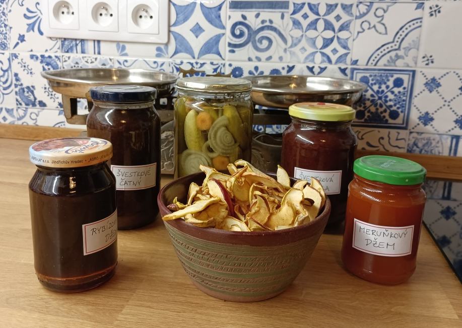 Soubor  zavařenin a jiných pochutin